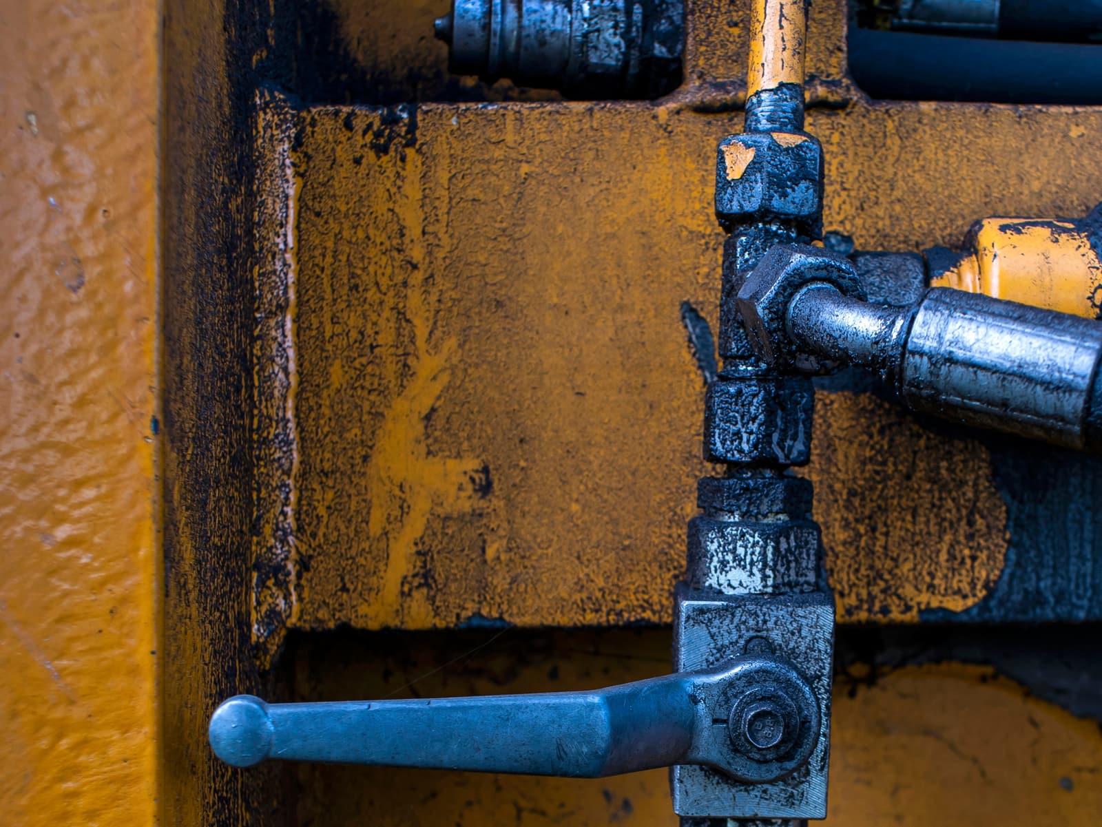 Hydraulic lines, hose fittings and a ball valve on a working machine